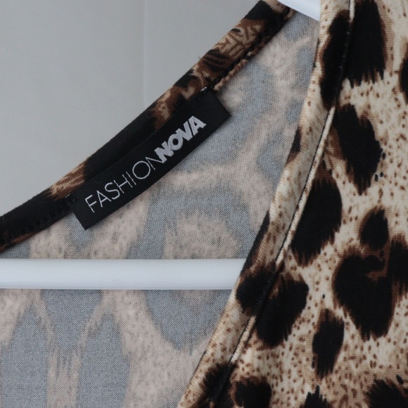 SKIN TIGHT VNECK CHEETAH JUMPSUIT 🐆 - Picture 2 of 4